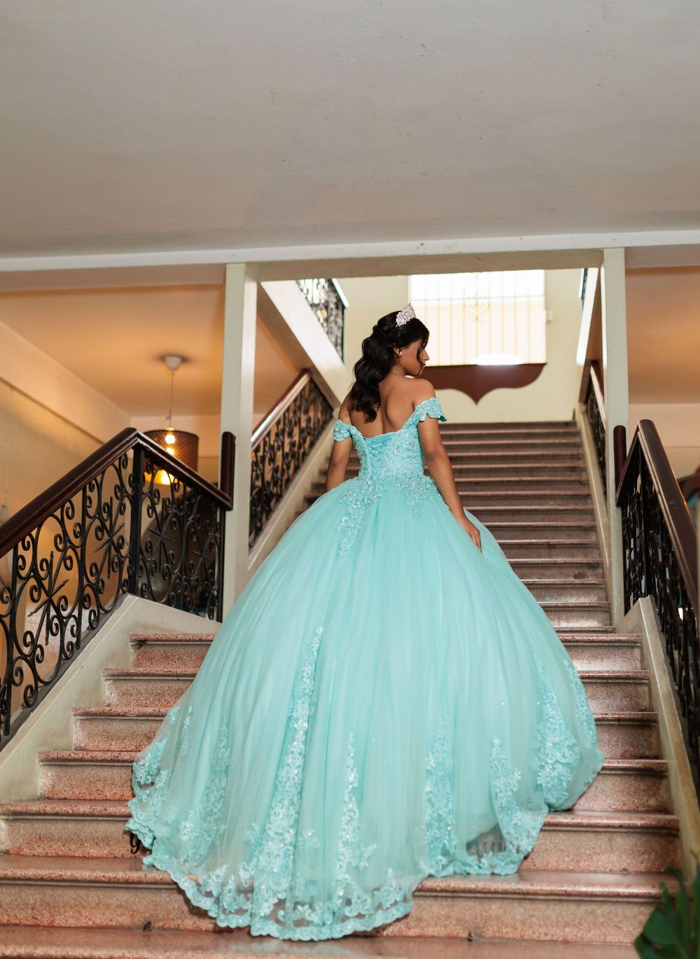 Fotografía de quinceañera en el Centro de Recreo de Santiago de los Caballeros. Descubre una sesión elegante y atemporal quinceaños.