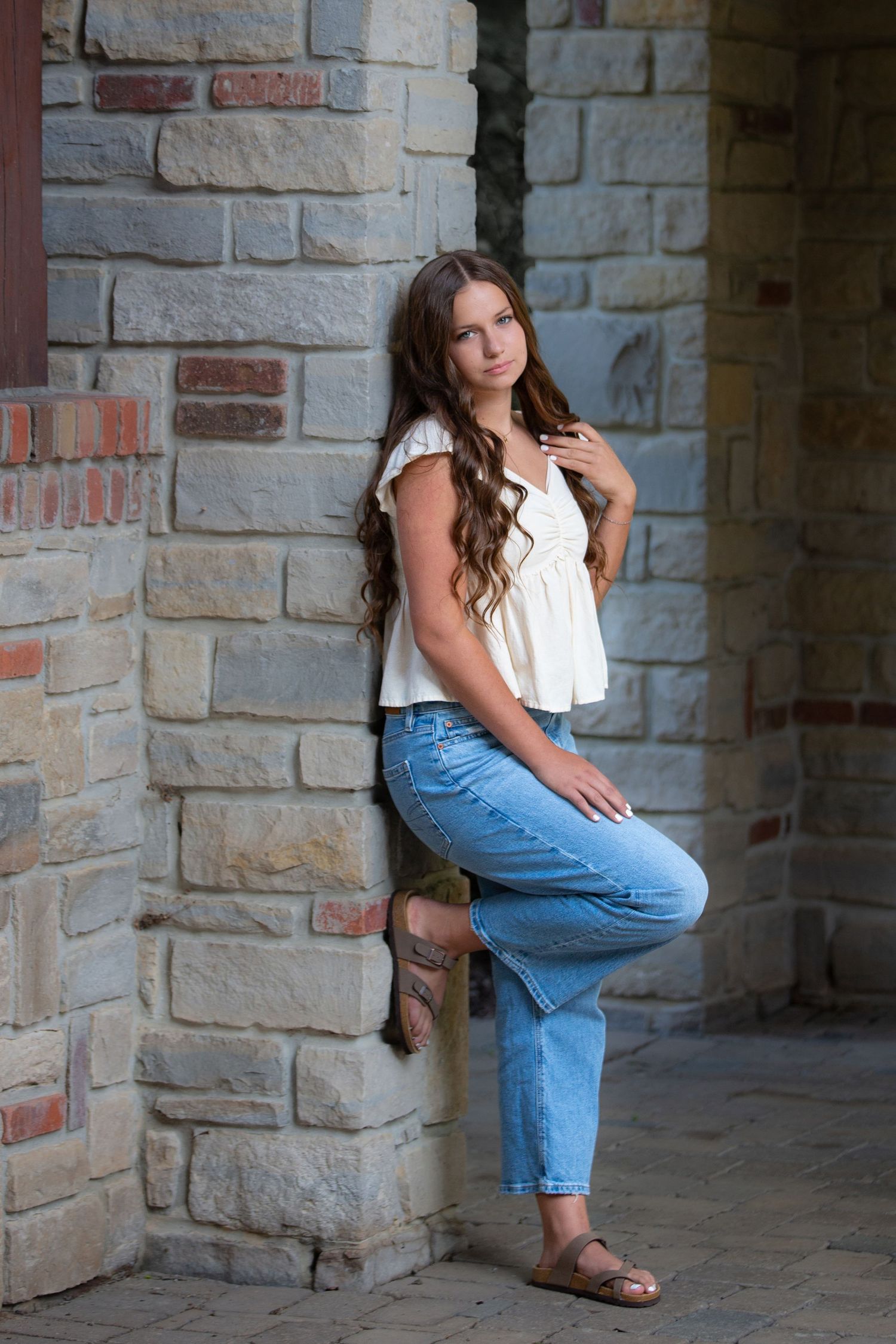 Senior girl outdoor pictures in casual outfit with jeans in Brighton, Michigan by South Lyon, MI portrait photographer