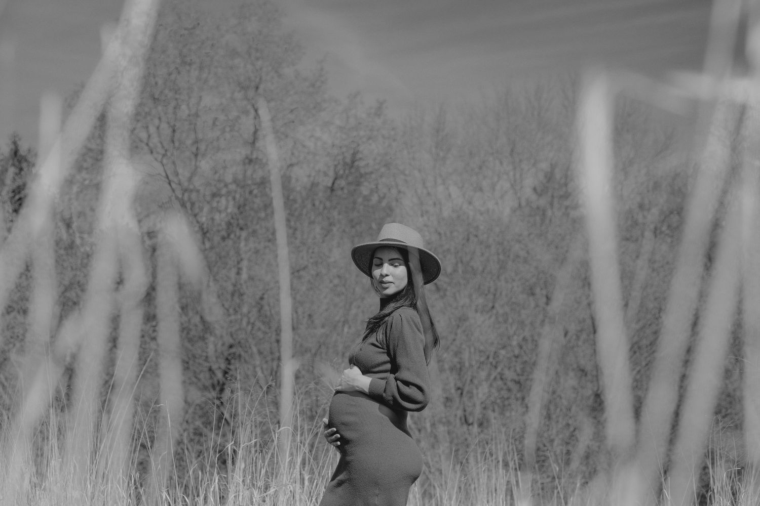 Outdoor maternity portrait session in the park by Gesiel Martins in Michigan