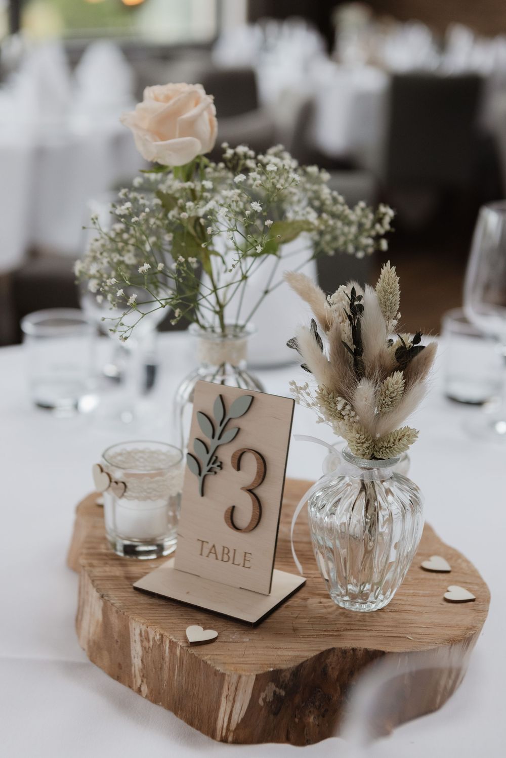 Natürliche Tischdeko mit Tischnummer, frischen und getrockneten Blumen im Waldrestaurant Höfer in Sonsbeck.