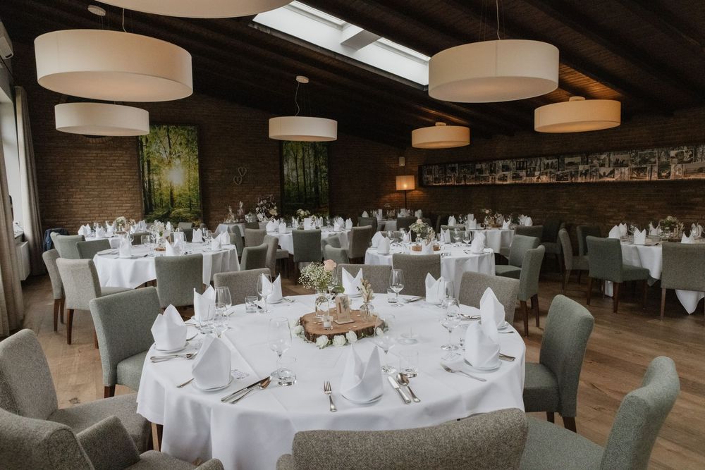 Festlich eingedeckter Saal des Waldrestaurant Höfer in Sonsbeck – Hochzeitslocation für eine freie Trauung am Niederrhein.