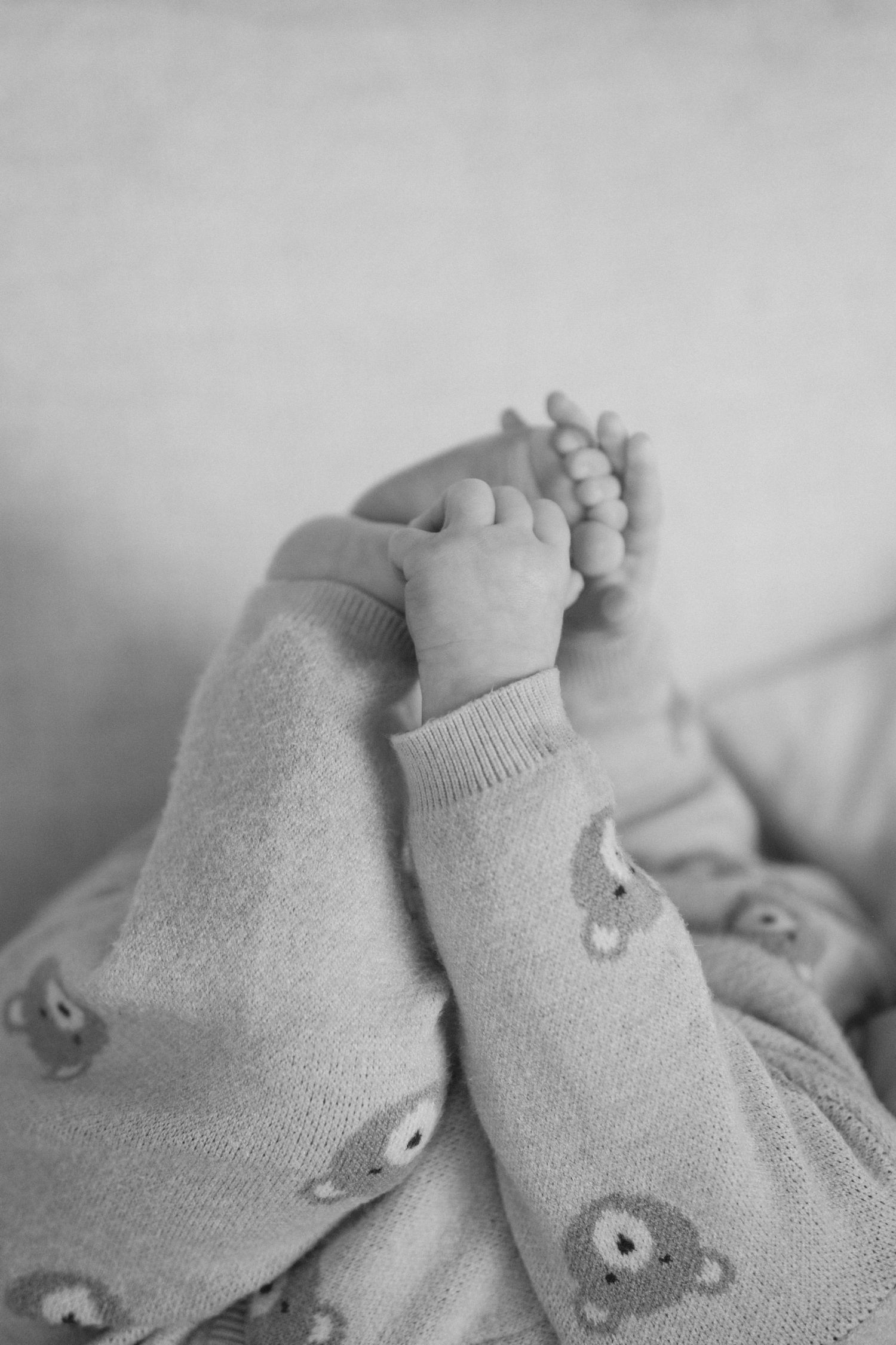 Coromandel peninsula family photography, a relaxed storytelling family in home newborn session