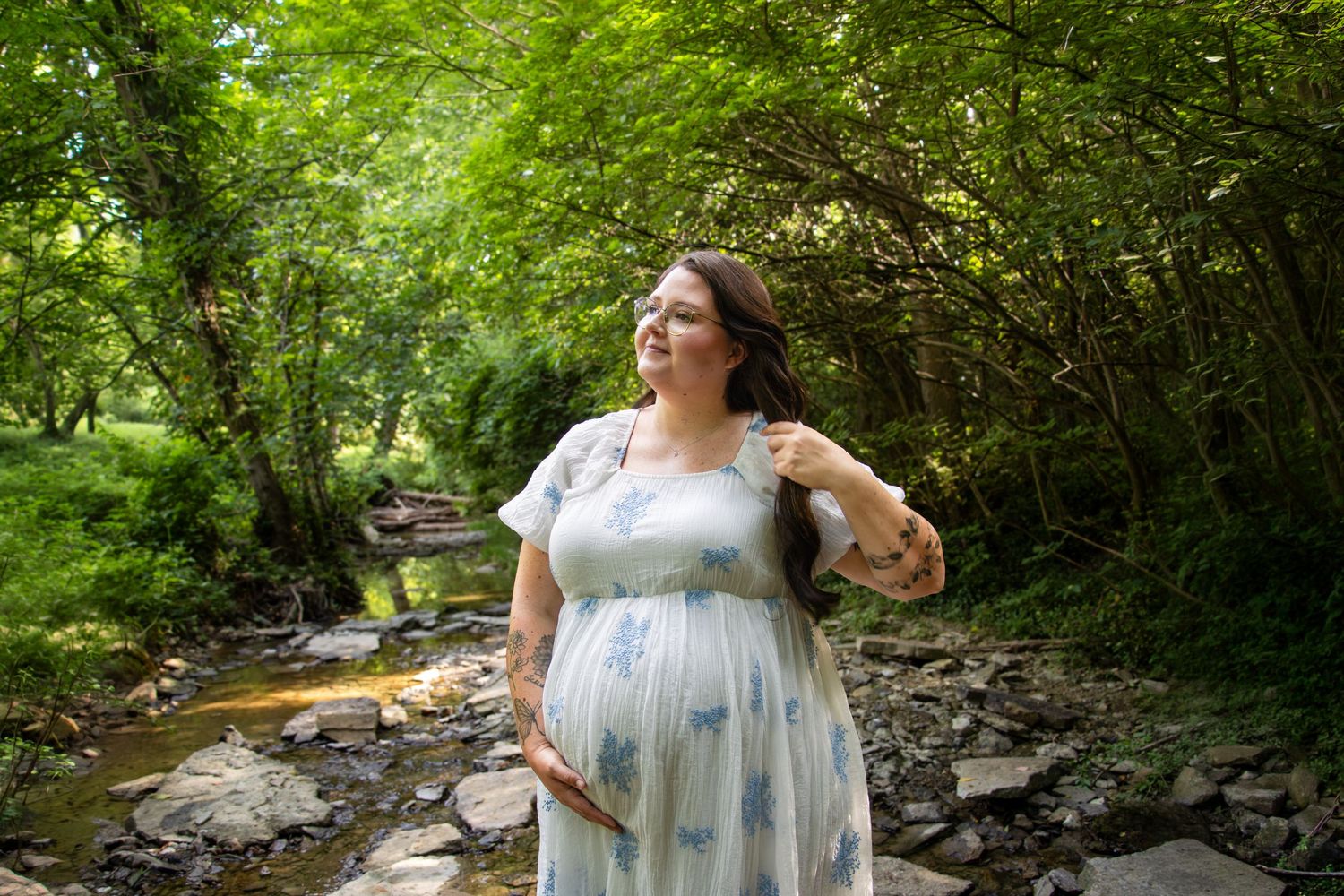 Cincinnati Photographer maternity photos outdoor near the creek in French Park, Amberly. Deep green natural and candid pose
