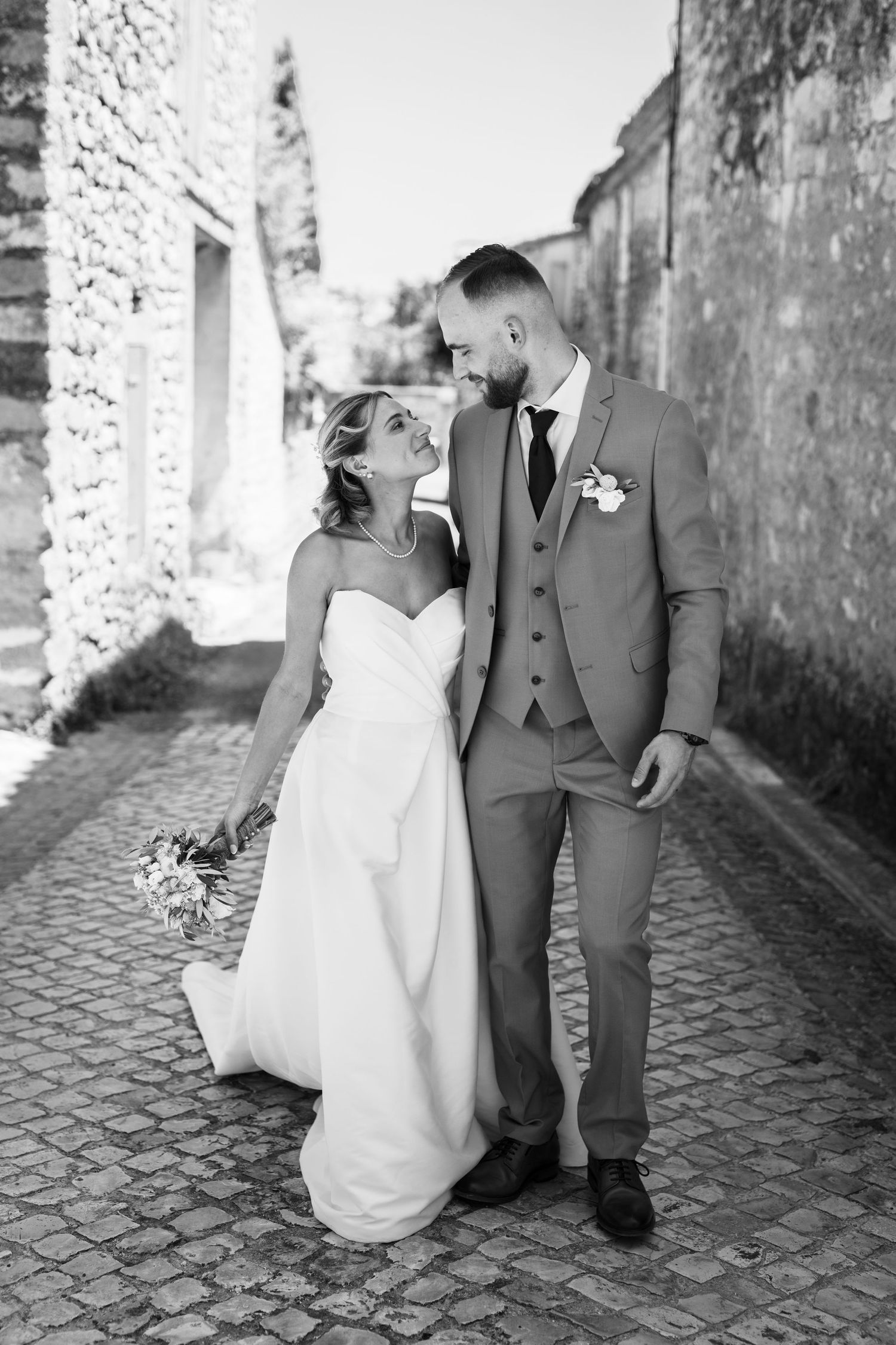 Mariage 2026 à proximité d'Uzès - Photo en noir et blanc d'un couple de mariés dans les rues - Alexia & Roman