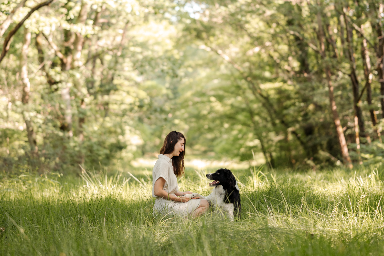 une femme et son chien dans la forêt