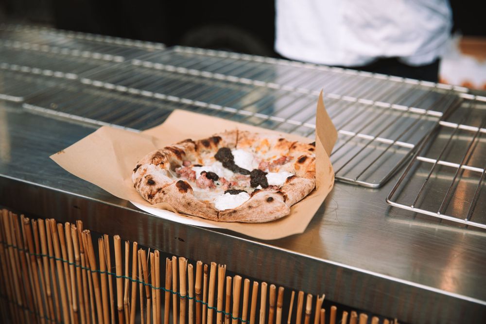 Detail van zelfgemaakte pizza op een communiefeest.