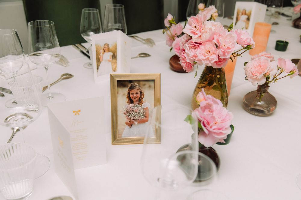 Gedekte tafel voor een communie | Communiefeest