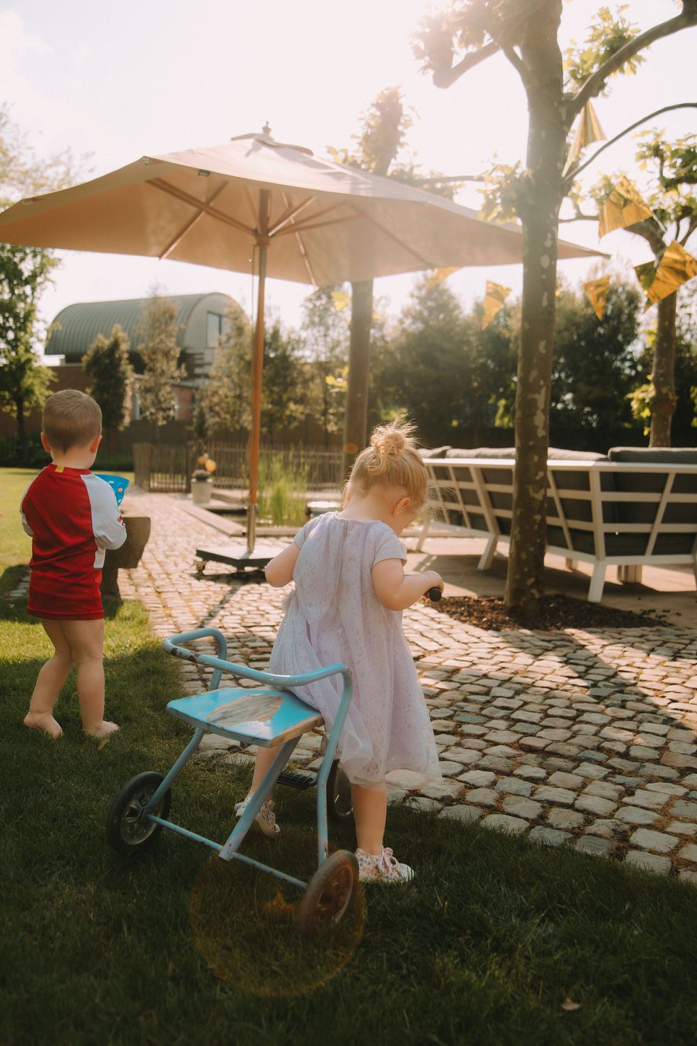 Peuter die buiten in een zonnige tuin speelt | Communiefeest