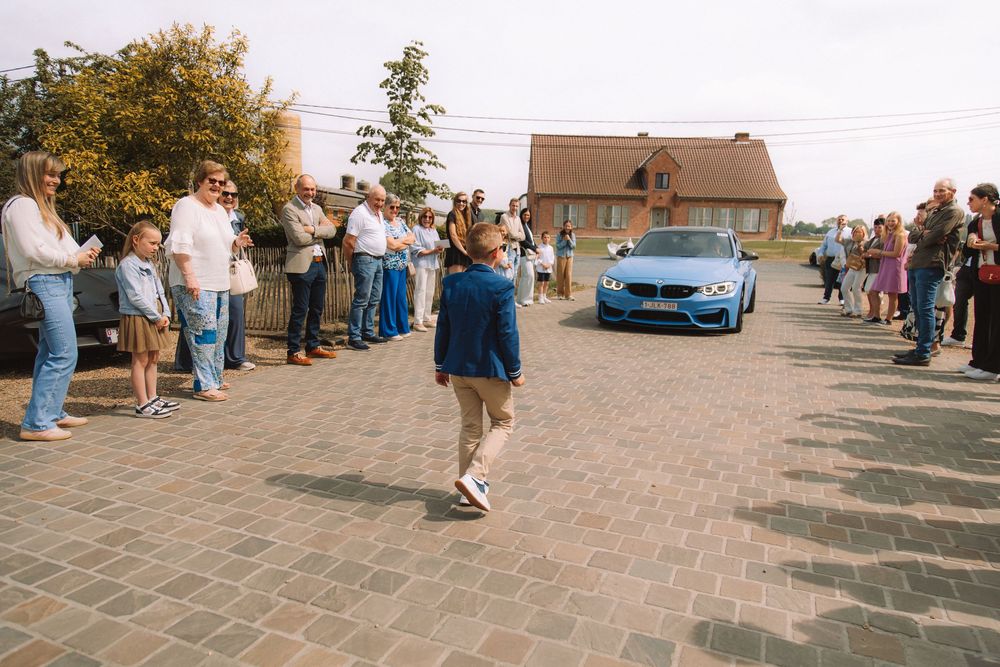 Comminicant die de gasten verwelkomt op zijn feest | Communiefeest