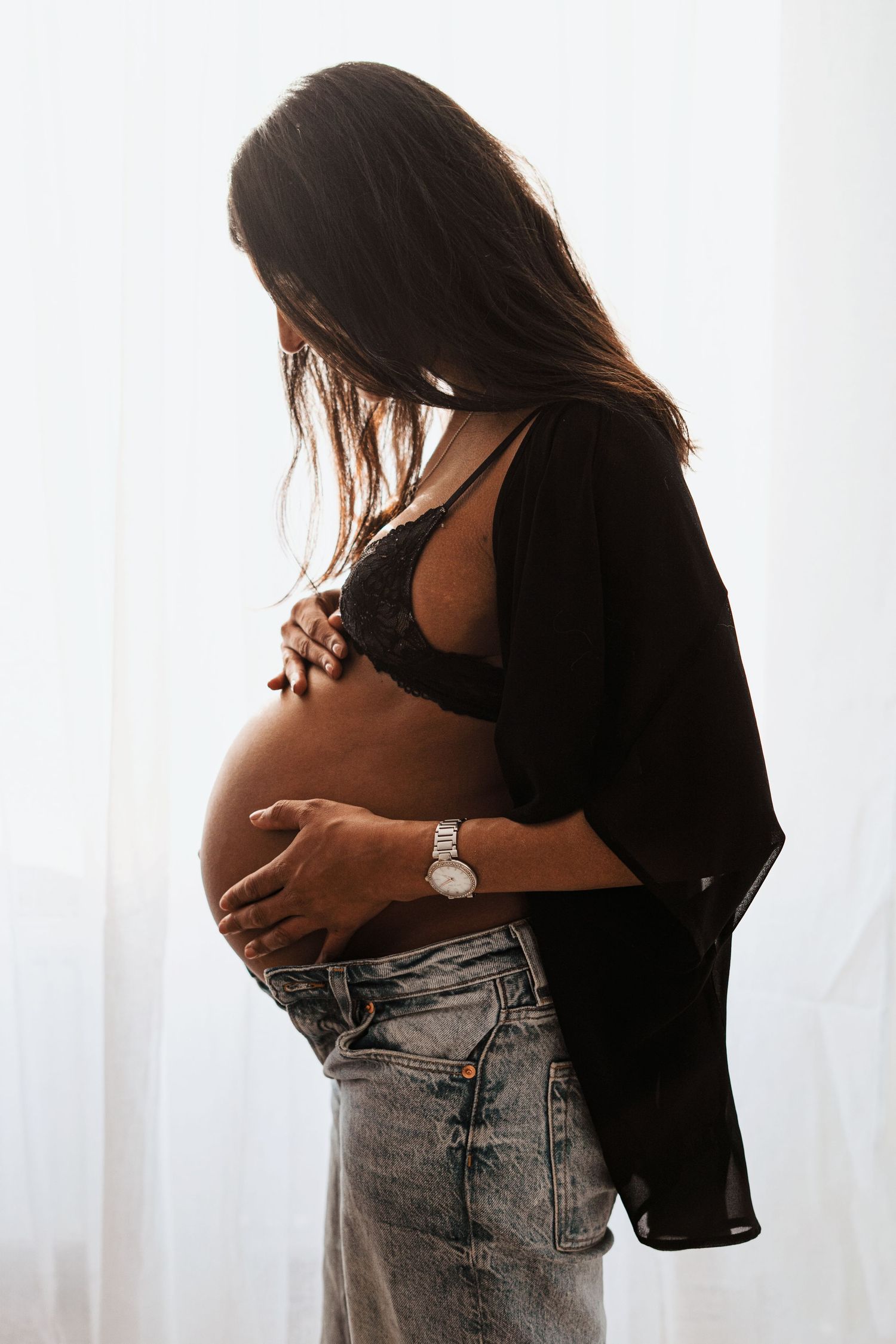 Gravid kvinna fotograferad i min studio under en gravidfotografering.