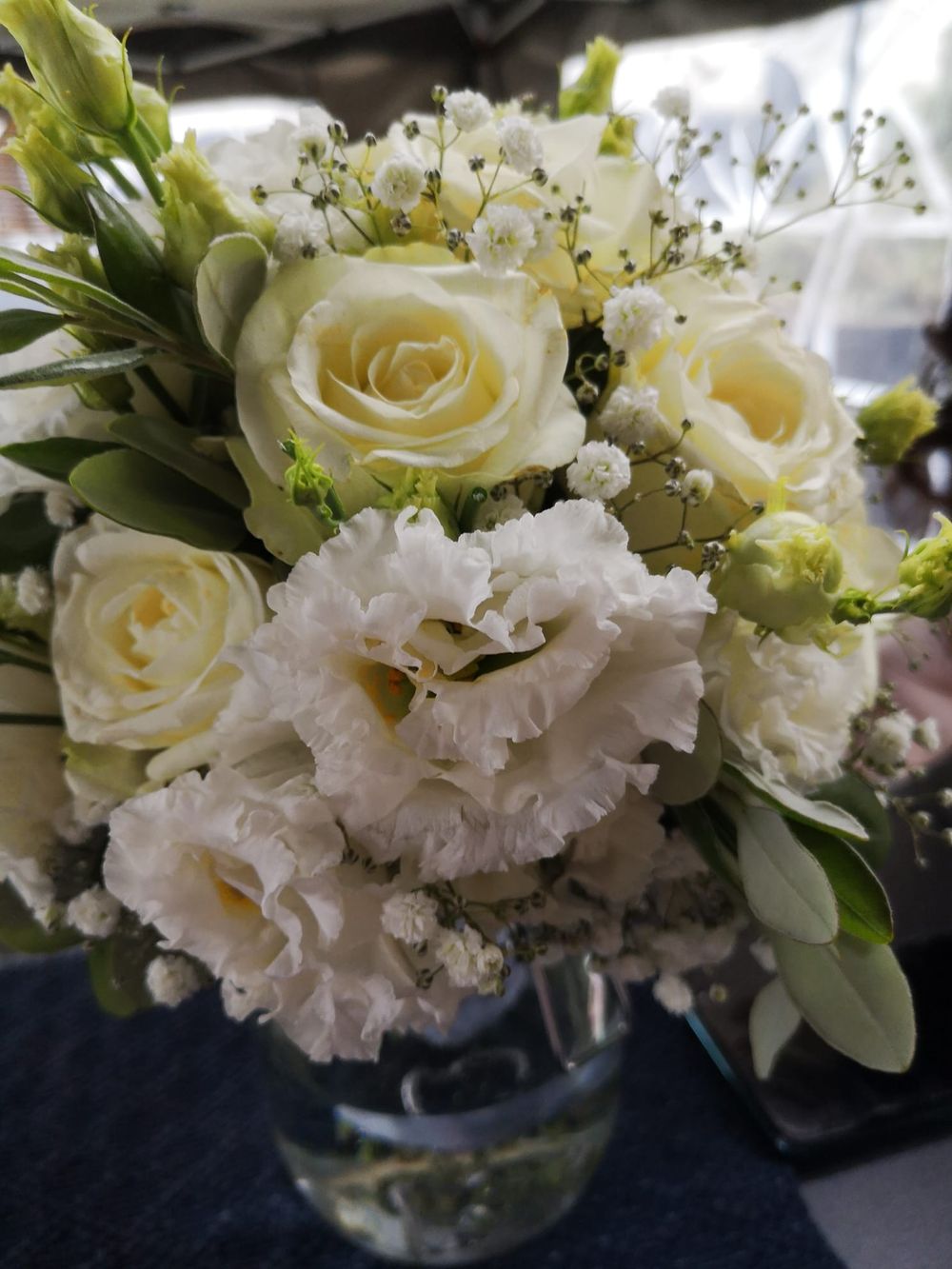 Weißer Brautstrauß mit Rosen und Hortensien – Hochzeitsfotograf Siegen Angelo Vella