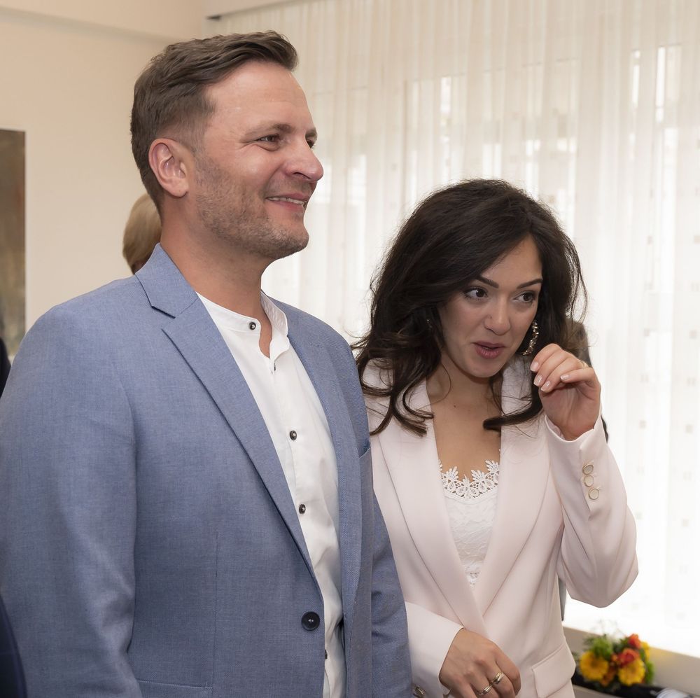 Braut weint vor Rührung bei der standesamtlichen Trauung – emotionale Hochzeitsfotografie NRW