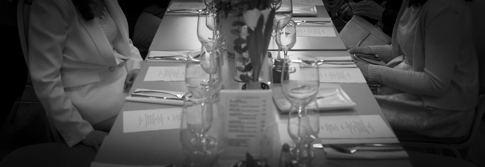Hochzeitsgäste am festlich gedeckten Tisch – authentische Hochzeitsreportage NRW Angelo Vella