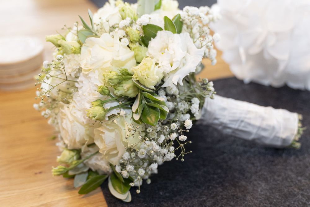Weißer Brautstrauß mit Rosen und Schleierkraut – Hochzeitsfotograf Gummersbach & Siegen