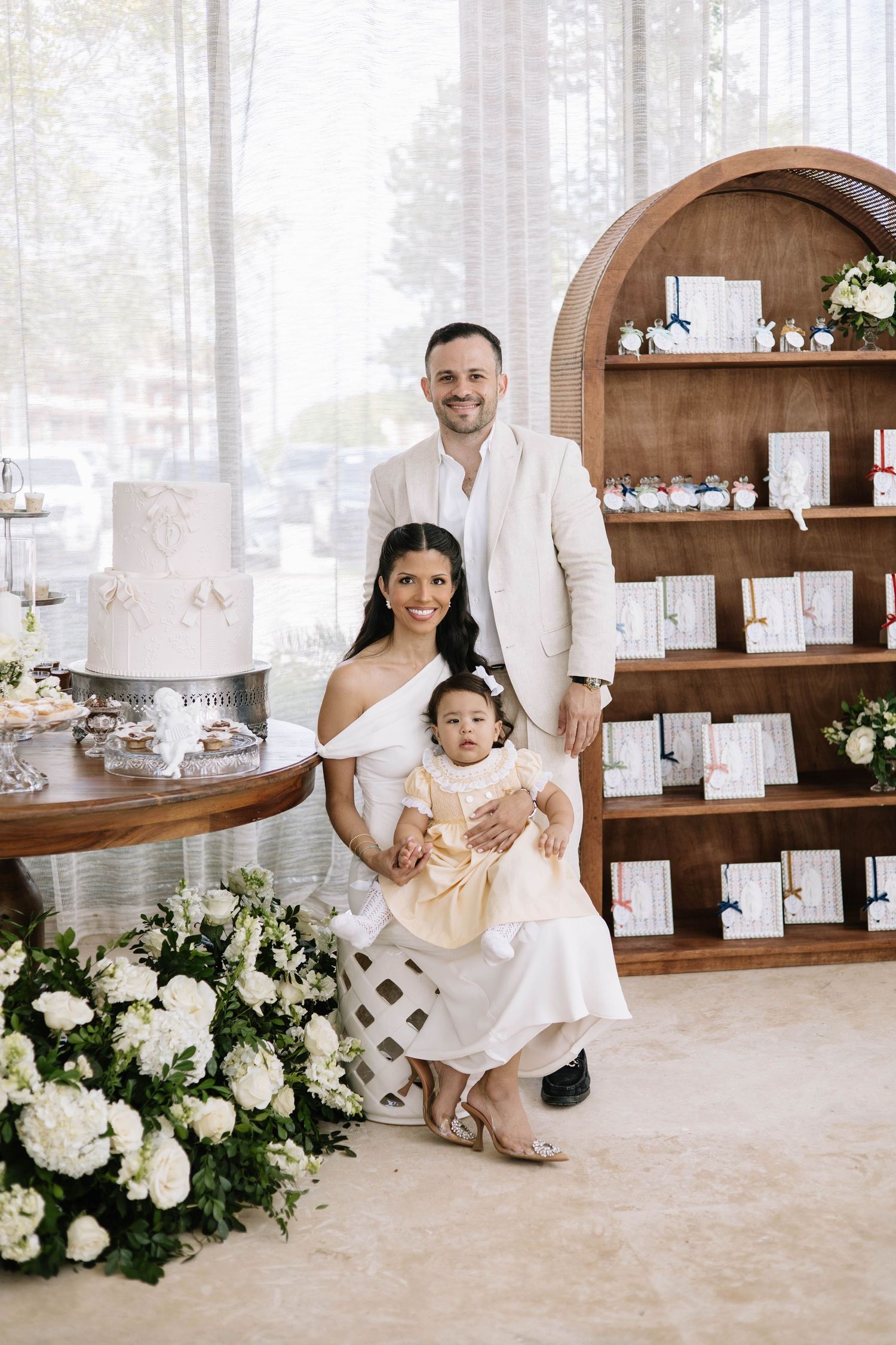 Elegant birthday photoshoot in Punta Cana featuring natural light, authentic emotions and stunning tropical scenery.
