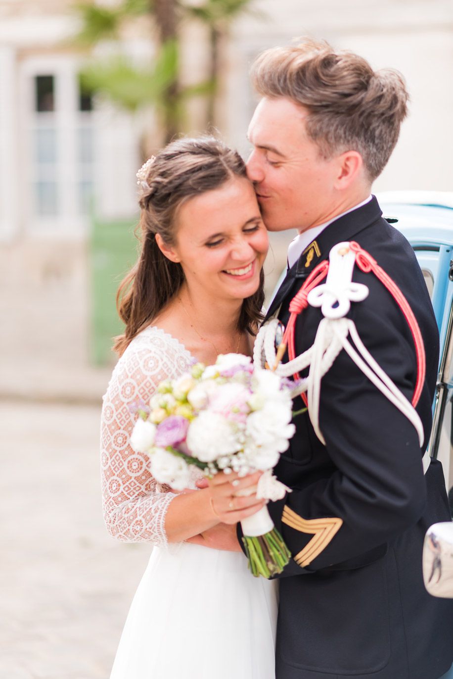 photo de mariage ou le marie poste un costume de l armee