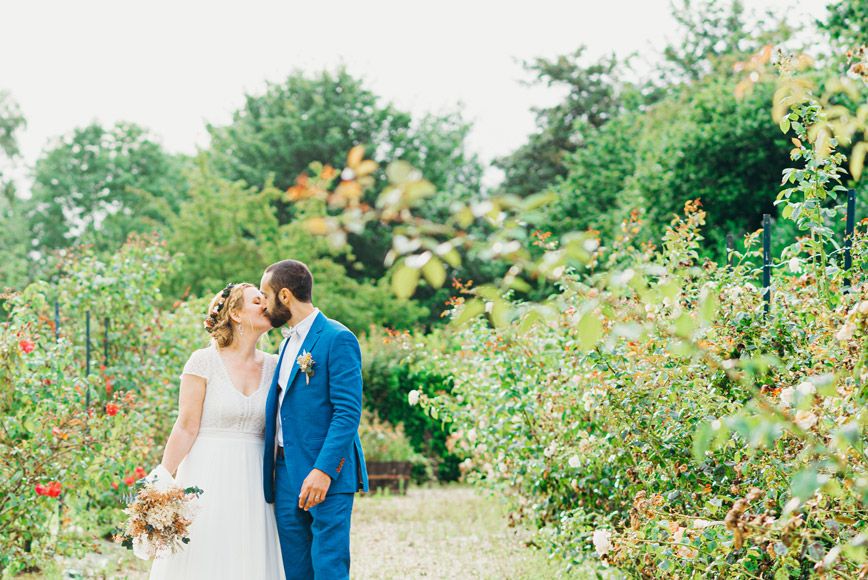 shooting photo en couple pendant un mariage les maries s embrassent