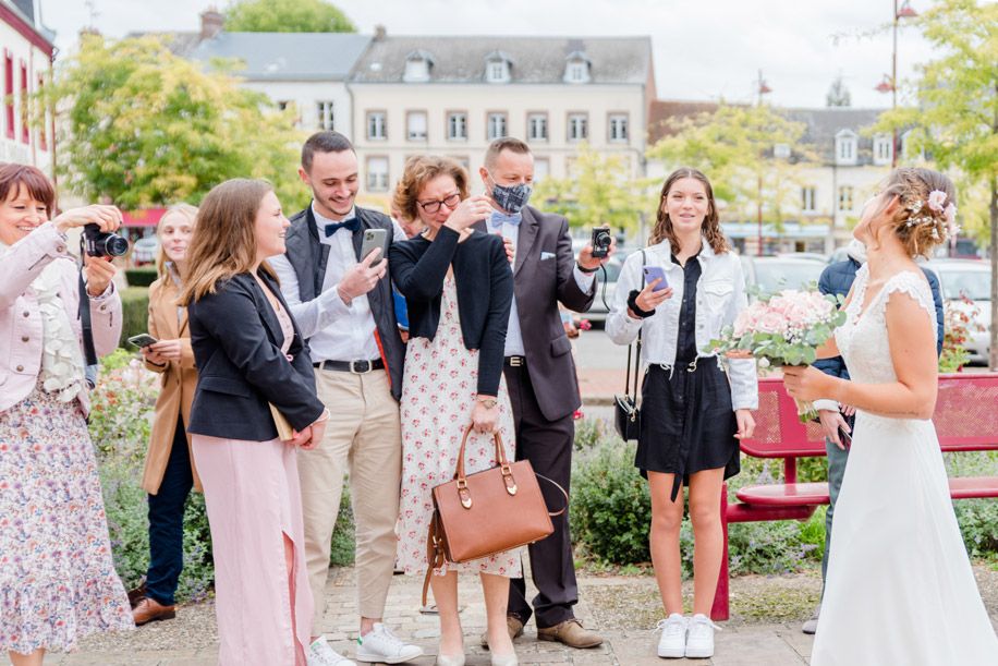 photo de mariage avec une emotion prise sur le vif d'une invitee en pleurs à la découverte de la mariée
