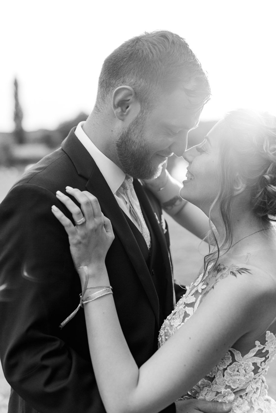 seance photo en couple pendant un mariage la photo est en noire est blanc