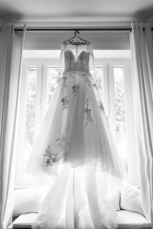photo de préparatifs de mariage, la robe de mariée est accroché sur un ceintre