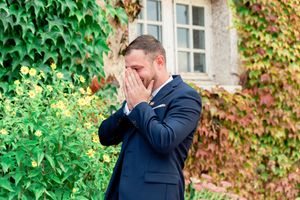 photo du marié en pleur au moment du first look, le moment ou il découvre la mariee prête