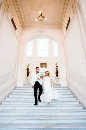 photo de mariage au moment de la sortie de la ceremonie religieuse