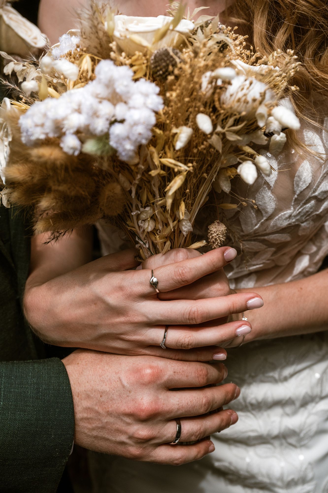 Detail van trouwkoppel met ringen en boeket, intiem en tijdloos vastgelegd door huwelijksfotograaf Bart Boodts Photography.