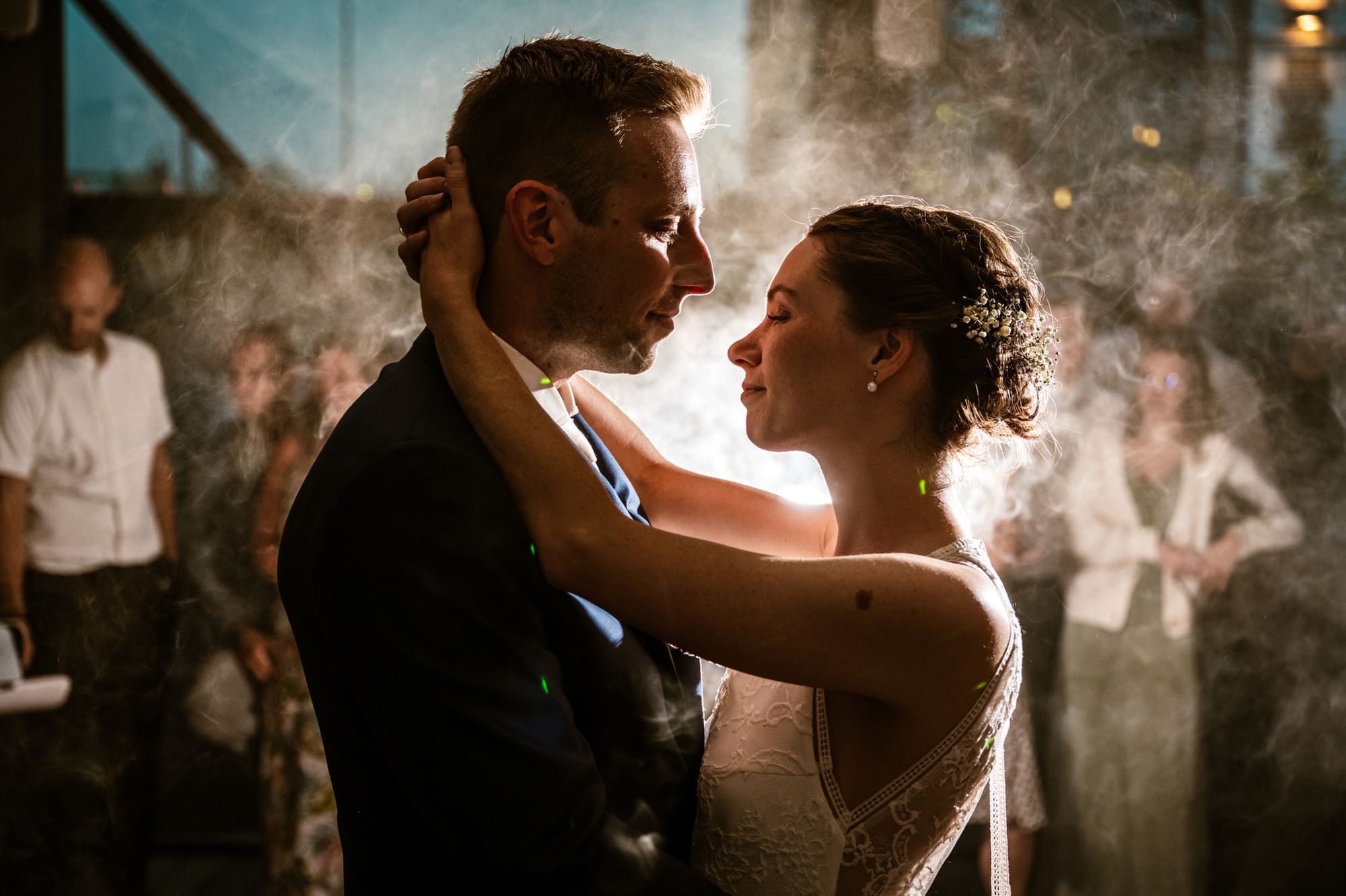 Eerste dans van trouwkoppel, intiem en romantisch moment in warm licht vastgelegd door huwelijksfotograaf Bart Boodts Photography