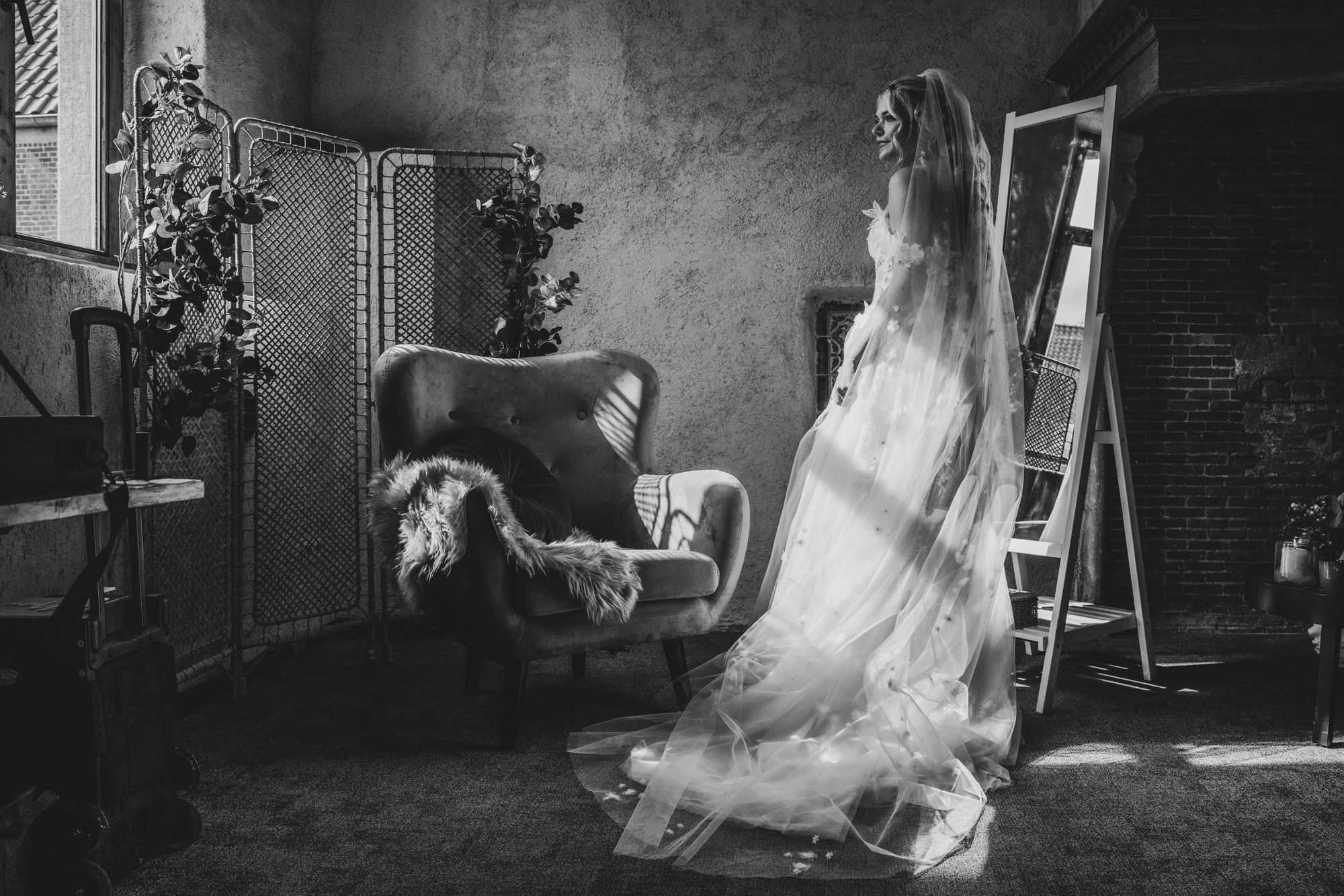 Bruid in zacht licht bij Hoeve De Vleug in Willebroek, sfeervol vastgelegd door Bart Boodts, huwelijksfotograaf met artistieke stijl