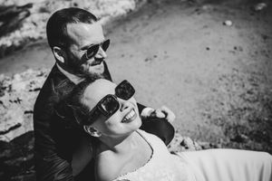 Relaxed bruidspaar in Puglia, Italië, gefotografeerd door Bart Boodts, specialist in stijlvolle destination wedding fotografie