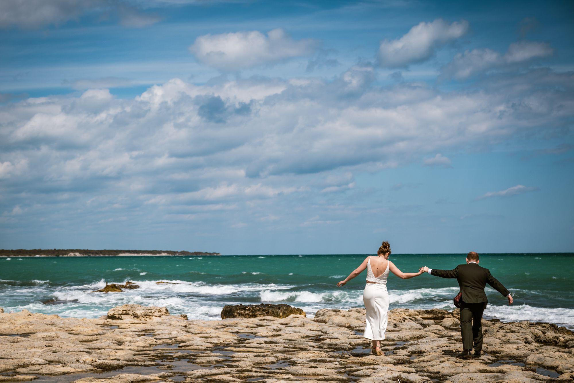 Bruidspaar aan zee in Puglia, Italië, vastgelegd door Bart Boodts, destination wedding fotograaf gespecialiseerd in elopements