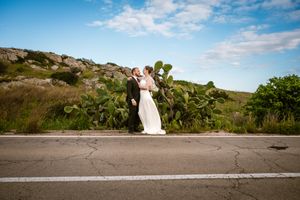 Bruidspaar in Puglia tussen cactussen, gefotografeerd door Bart Boodts, huwelijksfotograaf gespecialiseerd in destination weddings