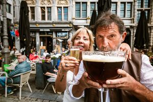 Bruidspaar viert hun huwelijk op de Grote Markt in Antwerpen, vastgelegd door Bart Boodts, professioneel huwelijksfotograaf België