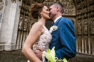 Bruidspaar kust bij de kathedraal van Antwerpen, vastgelegd door Bart Boodts, professioneel huwelijksfotograaf België