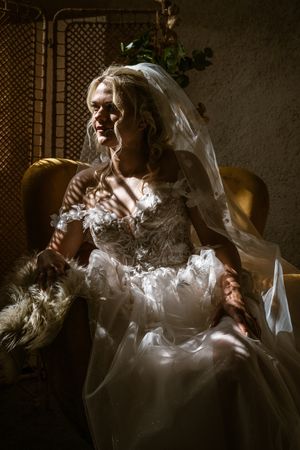 Bruid in prachtig licht bij Hoeve De Vleug, gefotografeerd door Bart Boodts, huwelijksfotograaf gespecialiseerd in stijlvolle portretten