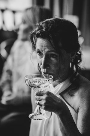Emotioneel huwelijksmoment in Willemstad, Nederland, vastgelegd door Bart Boodts, professioneel huwelijksfotograaf Benelux