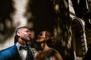 Intiem moment van een bruidspaar in Antwerpen, vastgelegd door Bart Boodts, huwelijksfotograaf met oog voor licht en emotie