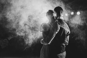 Bruidspaar danst in een mysterieuze sfeer van rook en licht in Dendermonde, artistiek vastgelegd in Vogue-stijl door Bart Boodts Photography