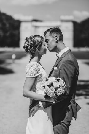 Stijlvol bruidspaar deelt een intiem moment aan Kasteel d’Ursel in Hingene, elegant vastgelegd door huwelijksfotograaf Bart Boodts
