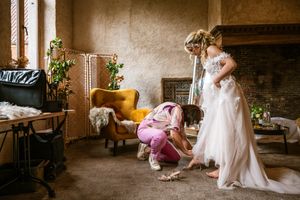 Bruidsvoorbereiding in Hoeve De Vleug, Willebroek, vastgelegd door Bart Boodts, huwelijksfotograaf met oog voor detail en emotie
