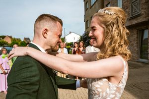 Bruid en bruidegom delen een emotioneel moment tijdens hun first look in Wommelgem, liefdevol vastgelegd door Bart Boodts Photography