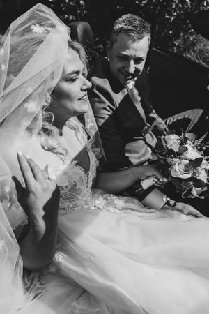 Bruidspaar in cabrio bij Hoeve De Vleug, gefotografeerd in stijlvolle Vogue-stijl door Bart Boodts, huwelijksfotograaf België