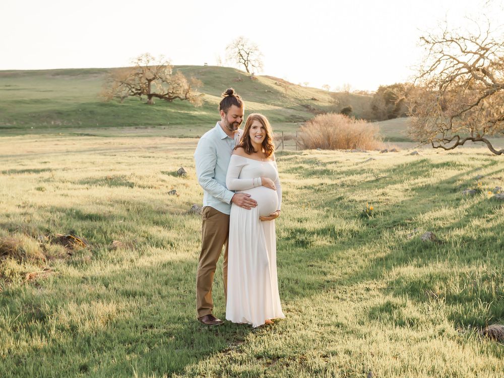 maternity photo open field in Sonoma County, crane cree. poses for maternity shoot.