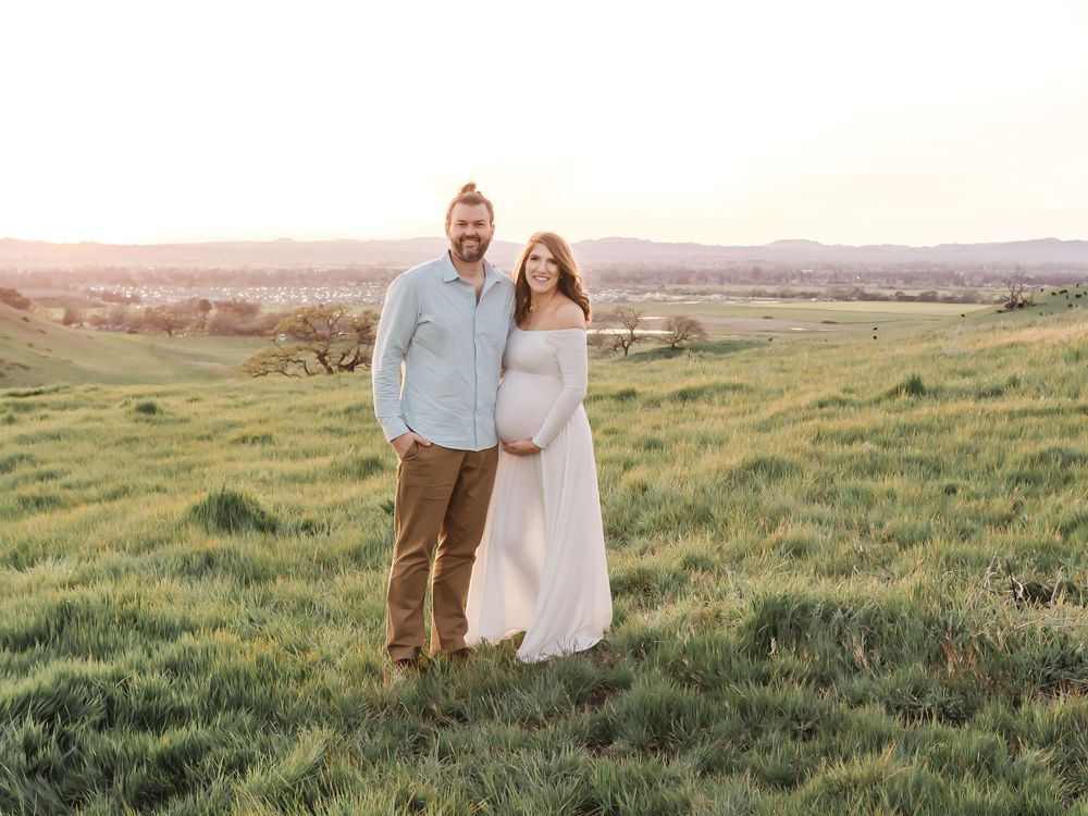maternity photo open field in Sonoma County, crane cree. poses for maternity shoot. what to wear to maternity photos.
