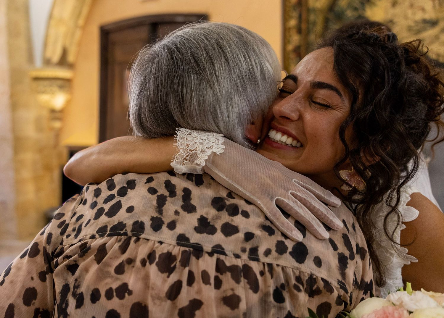 La mariée enlace une invitée à la fin de la cérémonie.