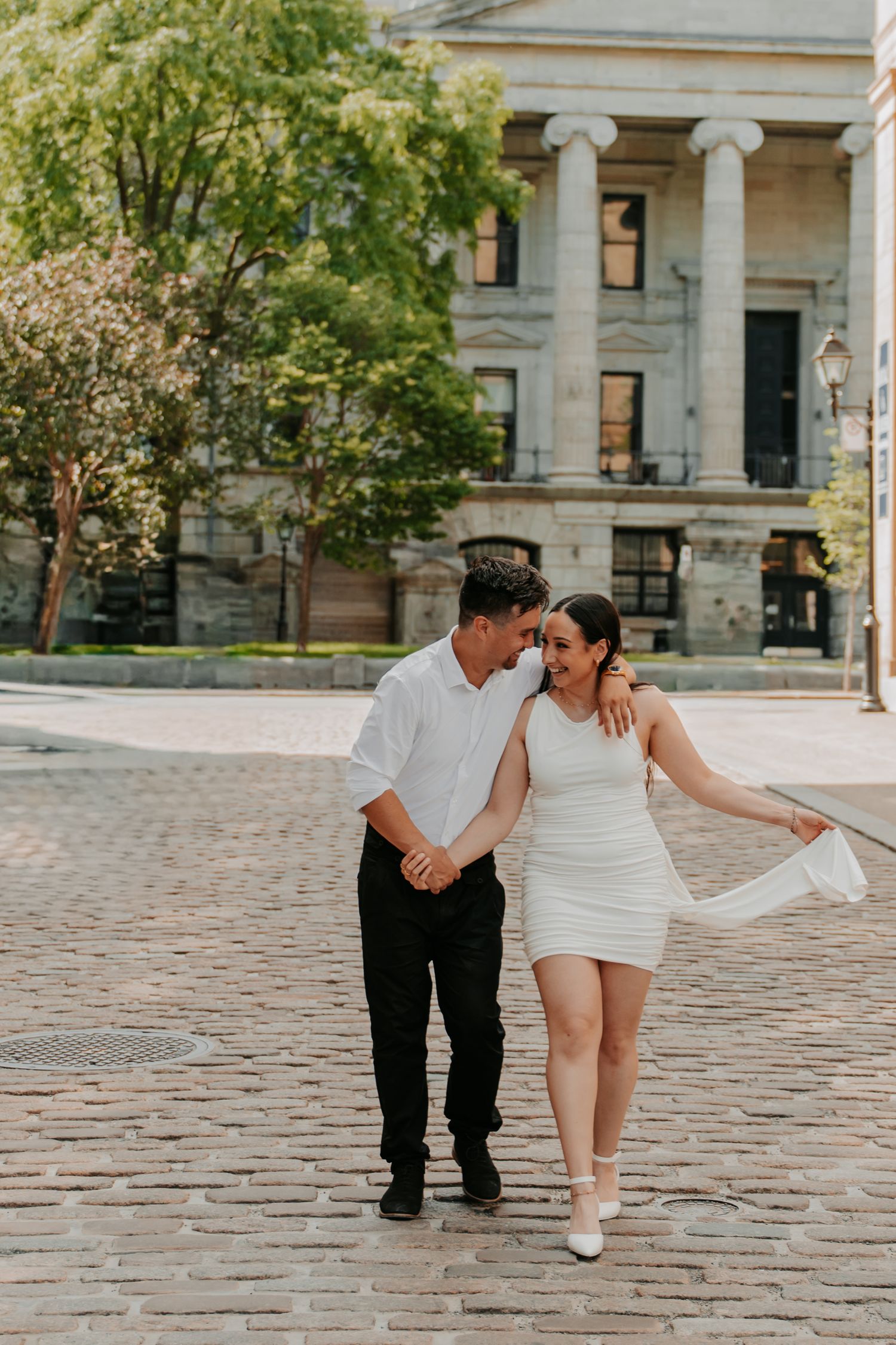 Séance photo de couple dans le Vieux-Montréal