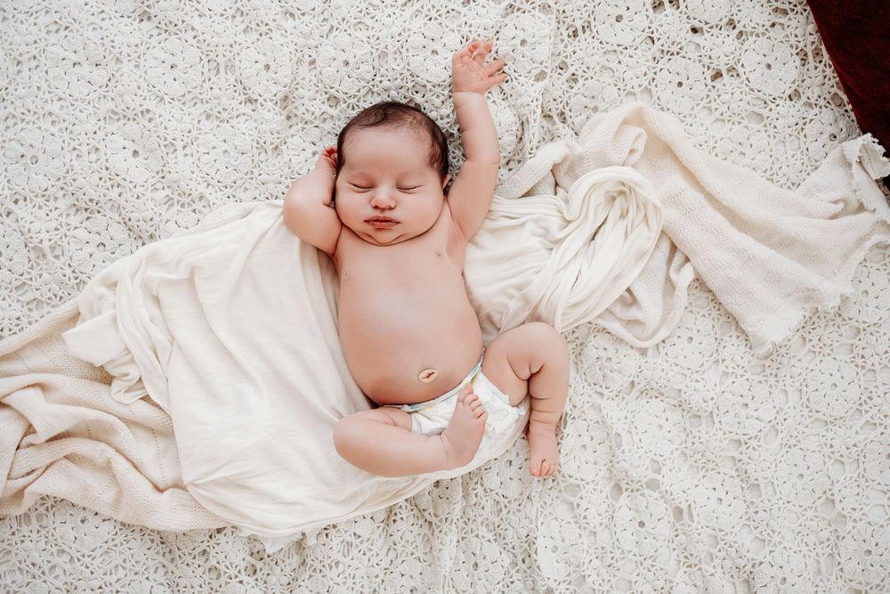 baby newborn stretches photographed by Chattanooga newborn photographer Amanda Urso