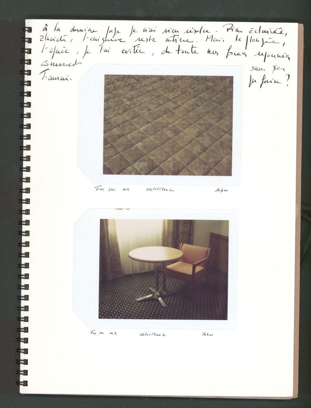 A spiral notebook page with handwritten French text and two Polaroid photos showing hotel room carpet and a table with chair.