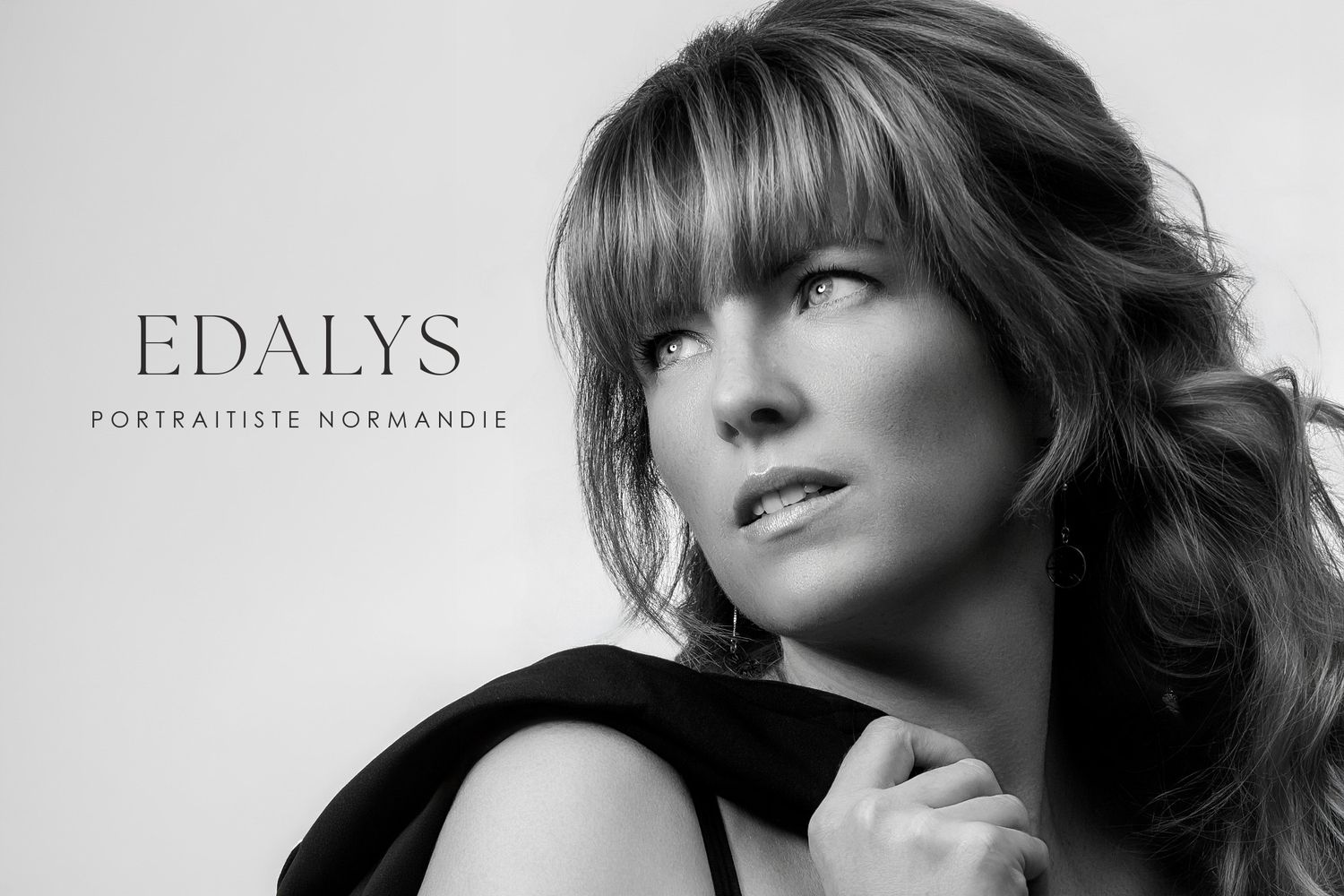 Black and white portrait of a woman by Edalys, a Normandy portrait photographer, showcasing elegant studio photography.