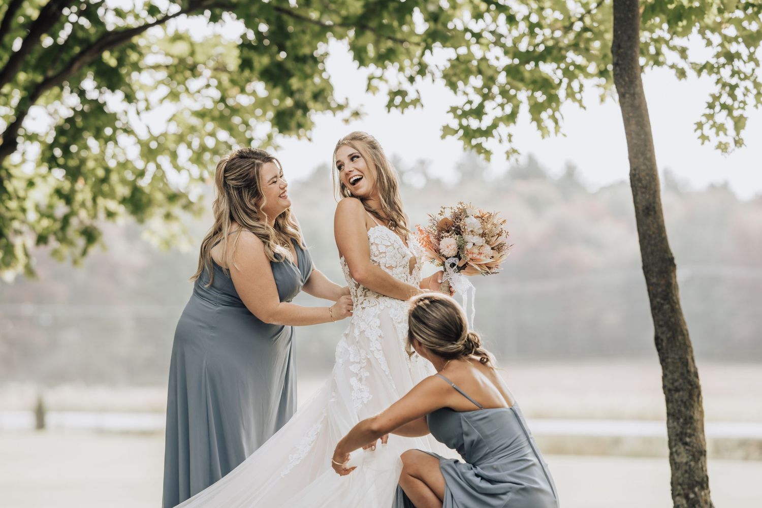 Mariage chic et intemporel à Montréal capturé par photographe artistique. Mariage élégant à Montréal avec photographie cinématographique